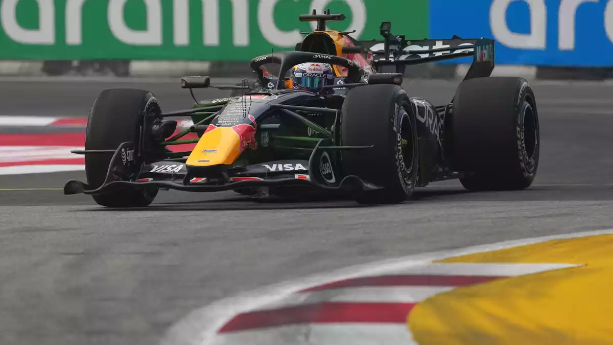 Max Verstappen ist in der Sprint-Qualifikation nicht zu schlagen. - Bild: Ng Han Guan/AP/dpa