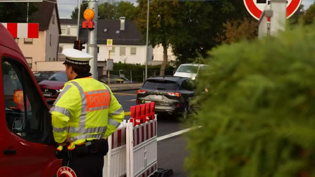 POL-LB: Besigheim: Neckarbrücke - Polizei überprüft Einhaltung verkehrsrechtlicher Maßnahmen - Bild: presseportal.de