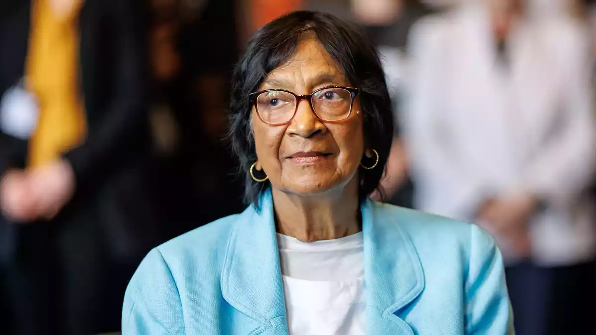 Friedensnobelpreisträgerin «Navi» Pillay erfuhr in Nürnberg von der Auszeichnung.  - Bild: Daniel Karmann/dpa