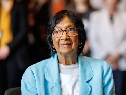Friedensnobelpreisträgerin «Navi» Pillay erfuhr in Nürnberg von der Auszeichnung. - Foto: Daniel Karmann/dpa