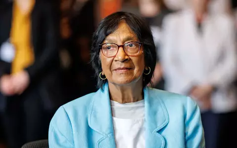 Friedensnobelpreisträgerin «Navi» Pillay erfuhr in Nürnberg von der Auszeichnung.  - Foto: Daniel Karmann/dpa
