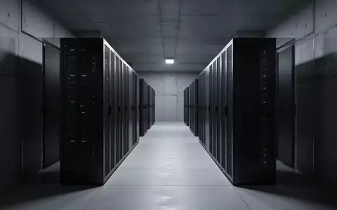 Moderne, minimalistische Serverraum-Architektur mit dunklen Metall-Serverracks in einem industriellen Flur. - Foto: über boerse-global.de