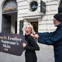 Aktuelles Bild- und Videomaterial: PETA-Gründerin Ingrid Newkirk wird vor COACH-Filiale in München lebendig gehäutet - Foto: presseportal.de