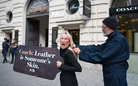Aktuelles Bild- und Videomaterial: PETA-Gründerin Ingrid Newkirk wird vor COACH-Filiale in München lebendig gehäutet - Foto: presseportal.de