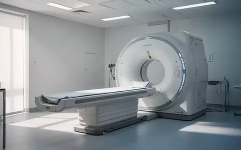 Ein steriler Behandlungsraum mit einem modernen MRT-Gerät in einer klinischen Umgebung. - Foto: über boerse-global.de