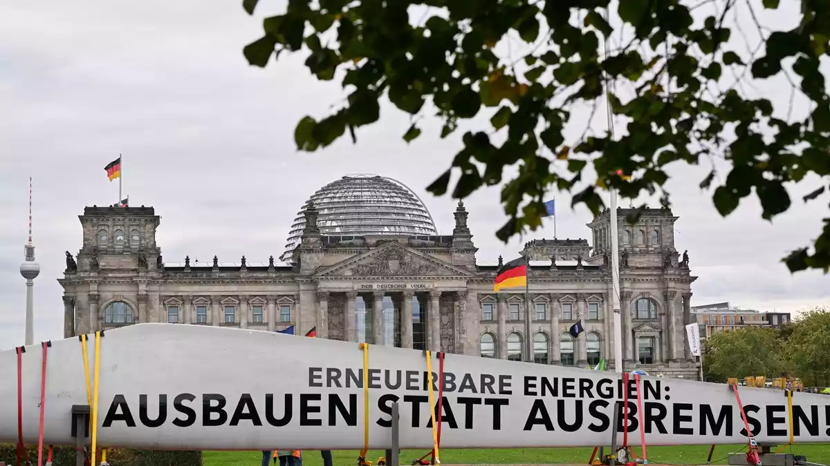 Unter dem Motto «Erneuerbare Energien: Ausbauen statt Ausbremsen» haben Unternehmen und Verbände der Erneuerbaren-Branche im Berliner Regierungsviertel demonstriert.  - Bild: Soeren Stache/dpa