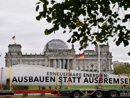 Unter dem Motto «Erneuerbare Energien: Ausbauen statt Ausbremsen» haben Unternehmen und Verbände der Erneuerbaren-Branche im Berliner Regierungsviertel demonstriert.  - Foto: Soeren Stache/dpa