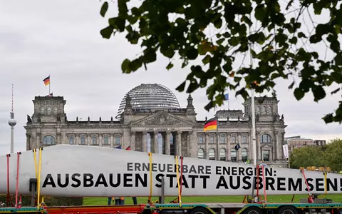 Unter dem Motto «Erneuerbare Energien: Ausbauen statt Ausbremsen» haben Unternehmen und Verbände der Erneuerbaren-Branche im Berliner Regierungsviertel demonstriert.  - Foto: Soeren Stache/dpa