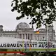 Unter dem Motto «Erneuerbare Energien: Ausbauen statt Ausbremsen» haben Unternehmen und Verbände der Erneuerbaren-Branche im Berliner Regierungsviertel demonstriert.  - Bild: Soeren Stache/dpa