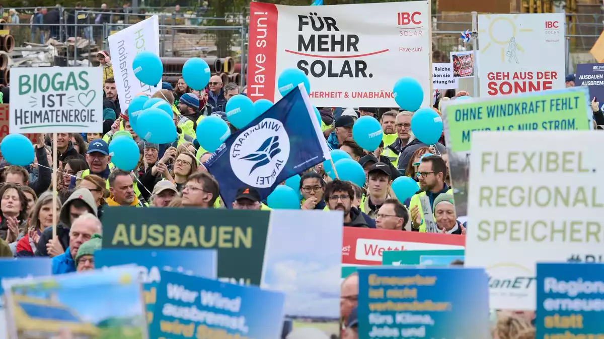 Mit dem Sprechchor «Erneuerbar, unverzichtbar» machten die Demonstranten auf ihre Forderungen aufmerksam. - Bild: Soeren Stache/dpa