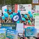 Mit dem Sprechchor «Erneuerbar, unverzichtbar» machten die Demonstranten auf ihre Forderungen aufmerksam. - Bild: Soeren Stache/dpa