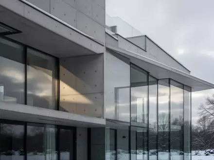 Moderne architektonische Fassade eines Wohngebäudes an einem bewölkten Tag. - Foto: über boerse-global.de