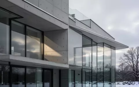 Moderne architektonische Fassade eines Wohngebäudes an einem bewölkten Tag. - Foto: über boerse-global.de