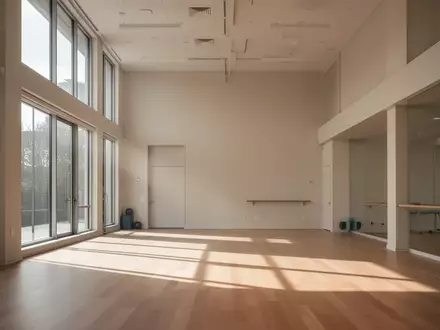 Ein minimalistisch gestalteter, lichtdurchfluteter Raum für Physiotherapie mit Holzboden und neutralen Farben. - Foto: über boerse-global.de