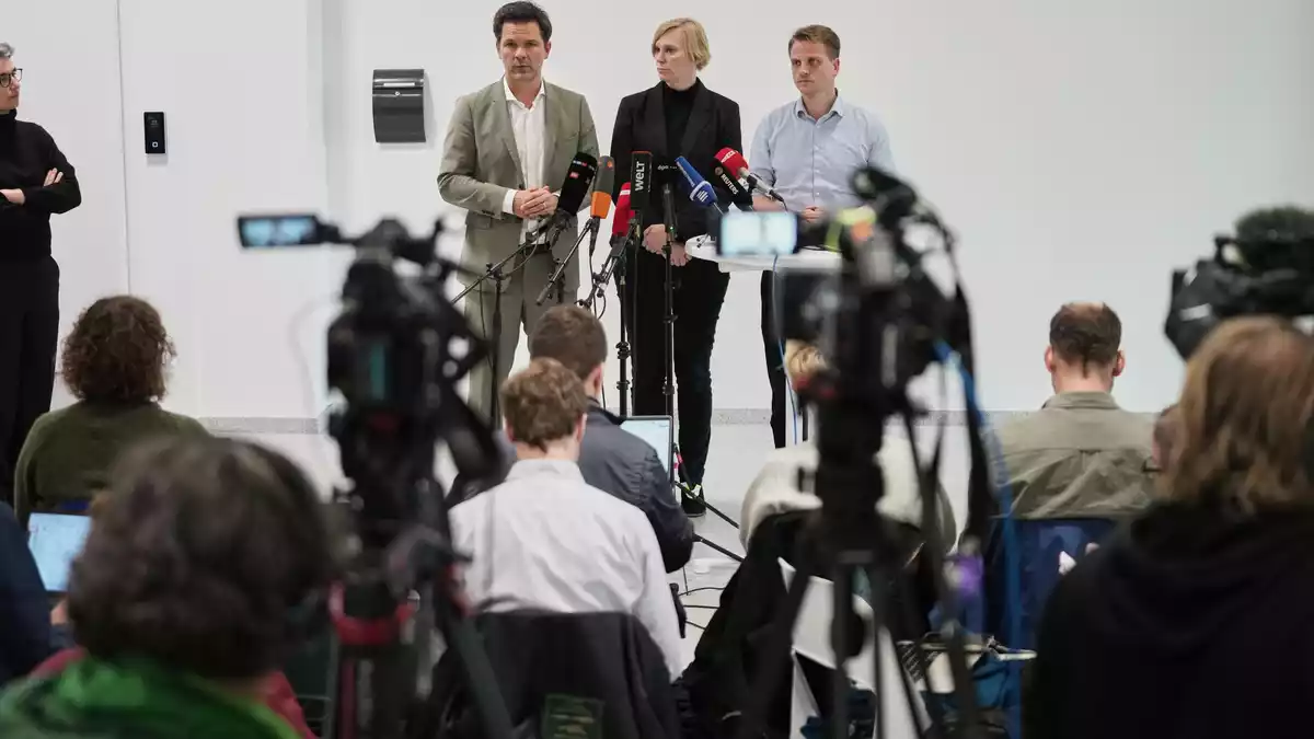 Vertreter von SPD, Linken und Grünen in Berlin beraten über die Chancen einer Regierungsbildung.  - Bild: Sven Kaeuler/dpa