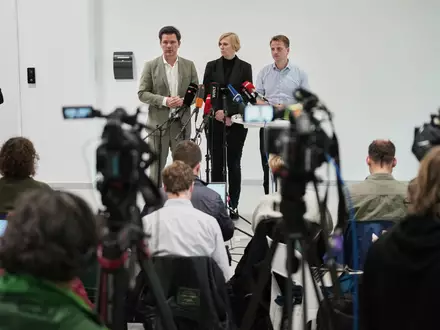 Vertreter von SPD, Linken und Grünen in Berlin beraten über die Chancen einer Regierungsbildung.  - Foto: Sven Kaeuler/dpa
