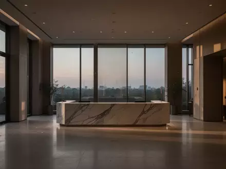 Eine leere, minimalistische Hotellobby bei Dämmerung mit natürlichem Lichteinfall. - Foto: über boerse-global.de