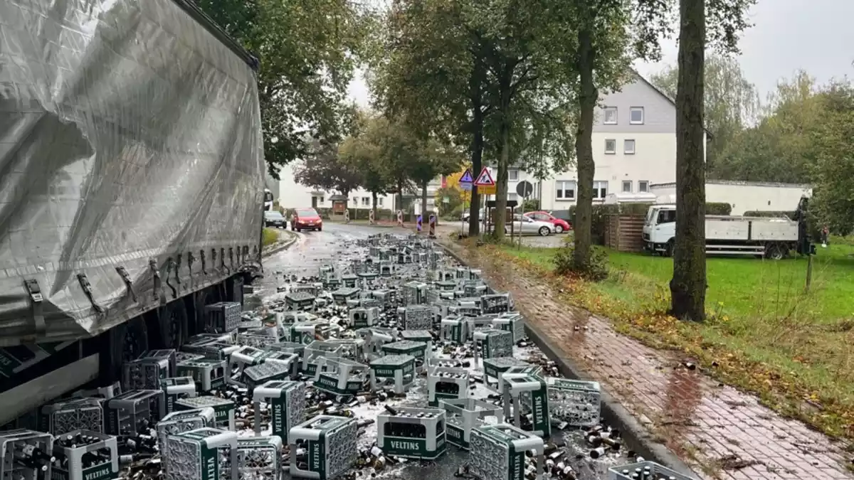 POL-HX: Lkw verliert 80 Getränkekisten - B252 voll gesperrt - Bild: presseportal.de