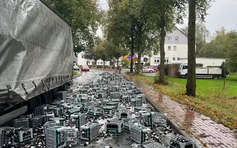 POL-HX: Lkw verliert 80 Getränkekisten - B252 voll gesperrt - Foto: presseportal.de
