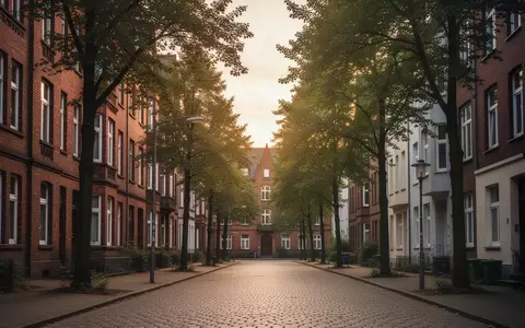 Ein ruhiger Wohnstraßenzug in einem Kölner Stadtteil mit traditioneller Architektur und Baumbestand bei natürlichem Licht. - Foto: über boerse-global.de