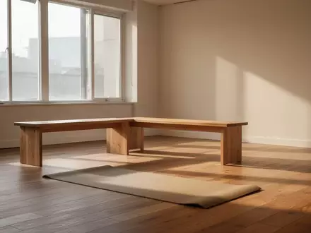 Ein lichtdurchfluteter, minimalistischer Therapieraum mit Holzboden und einer Yogamatte in ruhiger, natürlicher Atmosphäre. - Foto: über boerse-global.de