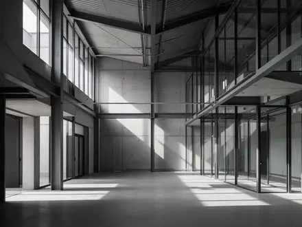 Moderne, minimalistische Architektur mit klaren geometrischen Linien und natürlichem Lichteinfall in einem Innenraum. - Foto: über boerse-global.de