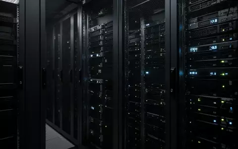Dunkle, metallische Server-Racks in einem schattigen Rechenzentrum mit schwacher, kühler Beleuchtung. - Foto: über boerse-global.de