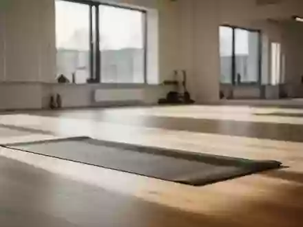 Ein heller, minimalistischer Fitnessraum mit Holzboden und einer Yogamatte im natürlichen Sonnenlicht. - Foto: über boerse-global.de