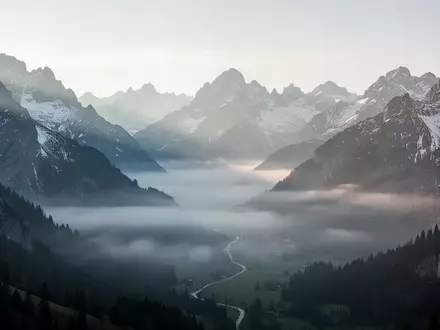 Eine ruhige, neblige Berglandschaft in den österreichischen Alpen bei Tagesanbruch als Symbol für mentale Stabilität und Klarheit. - Foto: über boerse-global.de