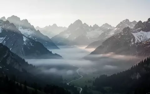 Eine ruhige, neblige Berglandschaft in den österreichischen Alpen bei Tagesanbruch als Symbol für mentale Stabilität und Klarheit. - Foto: über boerse-global.de