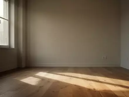 Ein leerer, minimalistischer Raum mit sanftem Morgenlicht und ruhigen Schatten auf einem Holzboden. - Foto: über boerse-global.de