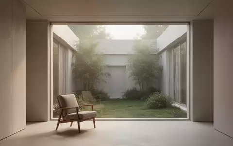 Ein ruhiger, minimalistischer Raum mit natürlichem Lichteinfall und Blick in einen begrünten Innenhof. - Foto: über boerse-global.de