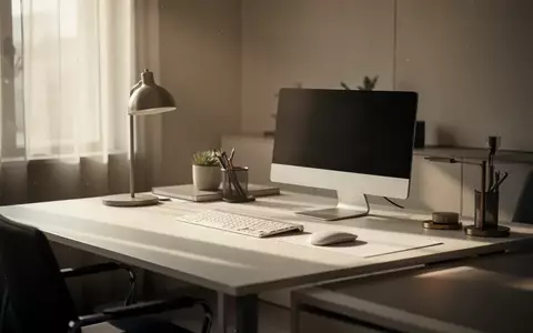 Ein moderner, minimalistischer Arbeitsplatz mit Schreibtisch in einem hellen Büro bei Tageslicht. - Foto: über boerse-global.de