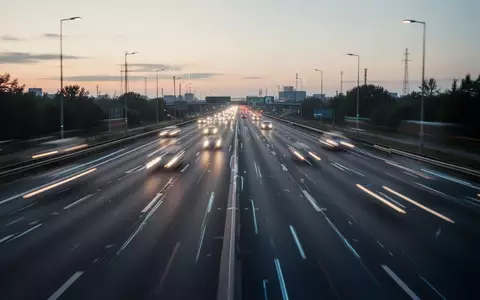 Eine leere, moderne Autobahn bei Dämmerung mit klaren Fahrbahnmarkierungen. - Foto: über boerse-global.de