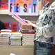 Die Jury hat die besten Kinder- und Jugendbücher ausgewählt (Symbolbild) - Bild: Jennifer Brückner/dpa
