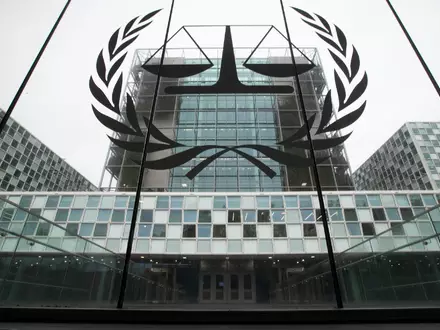 Erst gab es Sanktionen gegen einzelne Richter und AnklĂ€ger, nun ist das ganze Gericht von US-StrafmaĂnahmen betroffen. (Archivbild) - Foto: Peter Dejong/AP/dpa