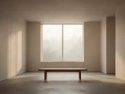 Ein minimalistischer, lichtdurchfluteter Raum mit einer schlichten Holzbank, der eine Atmosphäre von Ruhe und Klarheit vermittelt. - Foto: über boerse-global.de