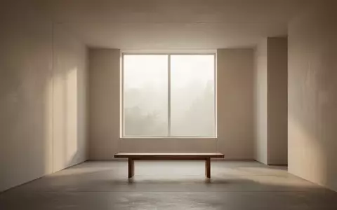 Ein minimalistischer, lichtdurchfluteter Raum mit einer schlichten Holzbank, der eine Atmosphäre von Ruhe und Klarheit vermittelt. - Foto: über boerse-global.de