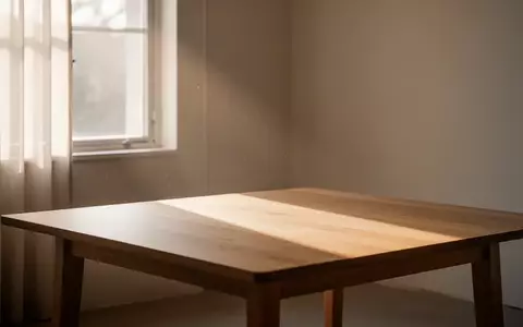Ein heller, minimalistischer Raum mit natürlichem Lichteinfall auf einer leeren Holzoberfläche. - Foto: über boerse-global.de