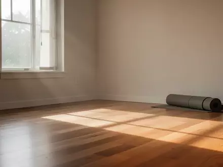 Ein heller, minimalistischer Raum mit einer ausgerollten Yogamatte auf einem Holzboden im morgendlichen Sonnenlicht. - Foto: über boerse-global.de