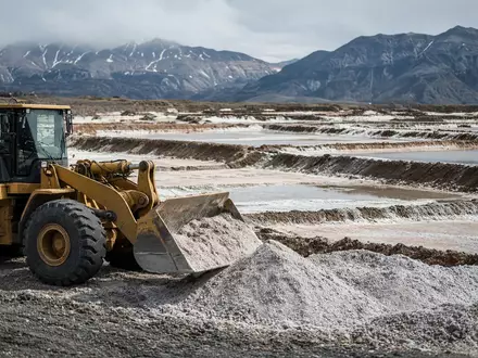 Industrielle Lithium-Minenanlage in einer weiten Landschaft bei natürlichem Tageslicht. - Foto: über boerse-global.de