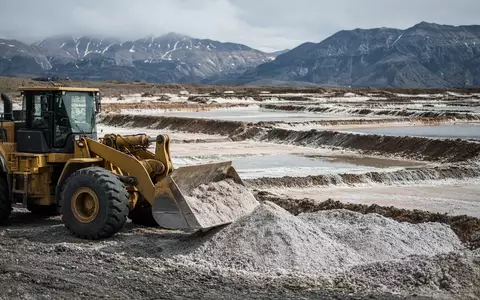 Industrielle Lithium-Minenanlage in einer weiten Landschaft bei natürlichem Tageslicht. - Foto: über boerse-global.de