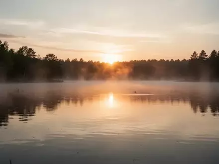 Symbolbild: ruhiger See bei Sonnenaufgang - Foto: über boerse-global.de
