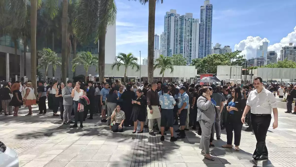 Menschen versammeln sich nach dem schweren Beben im Freien. - Bild: Li Jiaxu/XinHua/dpa