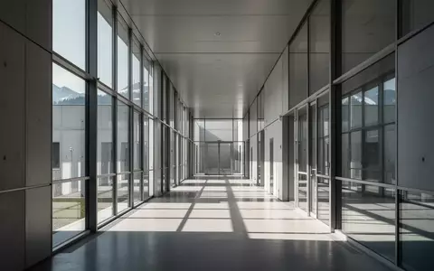 Ein minimalistischer, moderner Flur in einem österreichischen Sicherheitsgebäude mit klaren architektonischen Linien. - Foto: über boerse-global.de