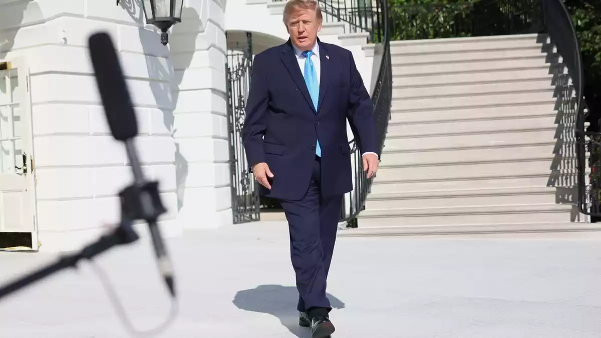 Trump verkündet den Namen seiner neuen Pressesprecherin. (Archivbild) - Bild: Tom Brenner/AP/dpa
