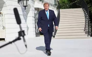 Trump verkündet den Namen seiner neuen Pressesprecherin. (Archivbild) - Foto: Tom Brenner/AP/dpa