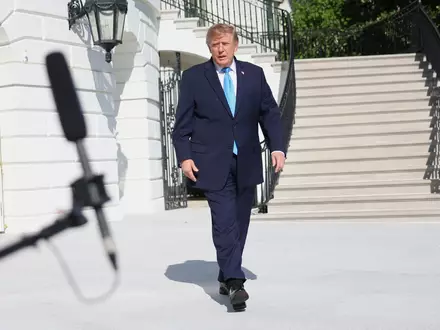 Trump verkündet den Namen seiner neuen Pressesprecherin. (Archivbild) - Foto: Tom Brenner/AP/dpa