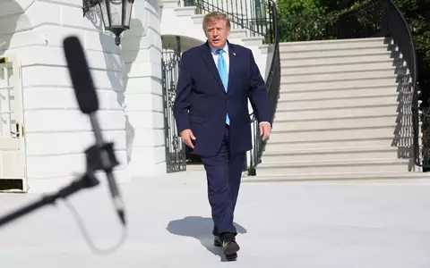 Trump verkündet den Namen seiner neuen Pressesprecherin. (Archivbild) - Foto: Tom Brenner/AP/dpa