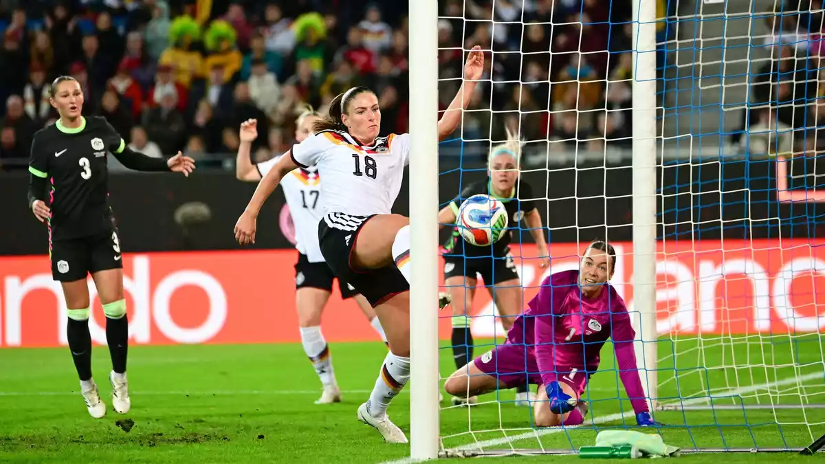 Reingedrückt: Melissa Kössler erzielte die Führung für das DFB-Team. - Bild: Sebastian Christoph Gollnow/dpa